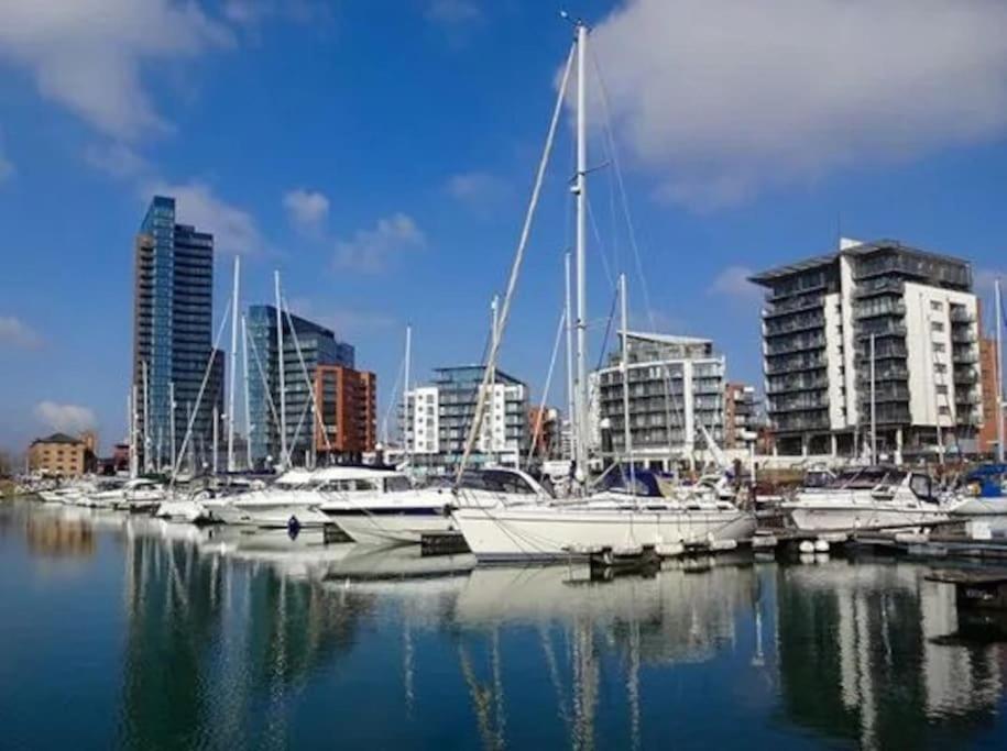 1-Bed Flat In Ocean Village サウサンプトン エクステリア 写真