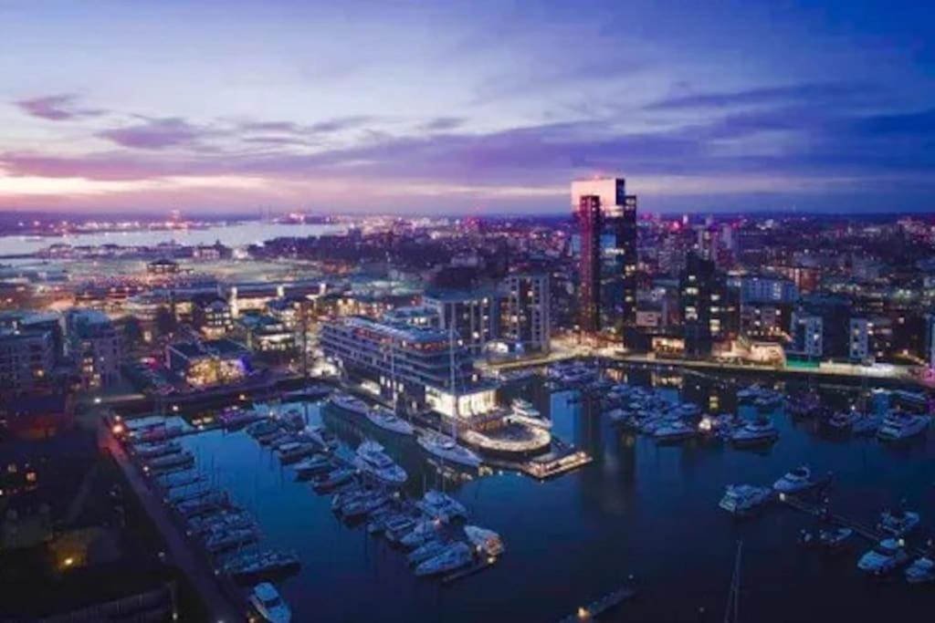 1-Bed Flat In Ocean Village サウサンプトン エクステリア 写真