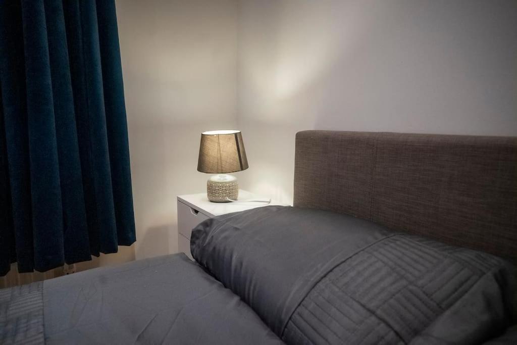 1-Bed Flat In Ocean Village サウサンプトン エクステリア 写真